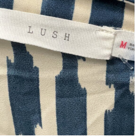 ๐จ 50% OFF BUNDLES! ๐จ NWT Lush Warren Split Neck Blouse - Picture 4 of 8